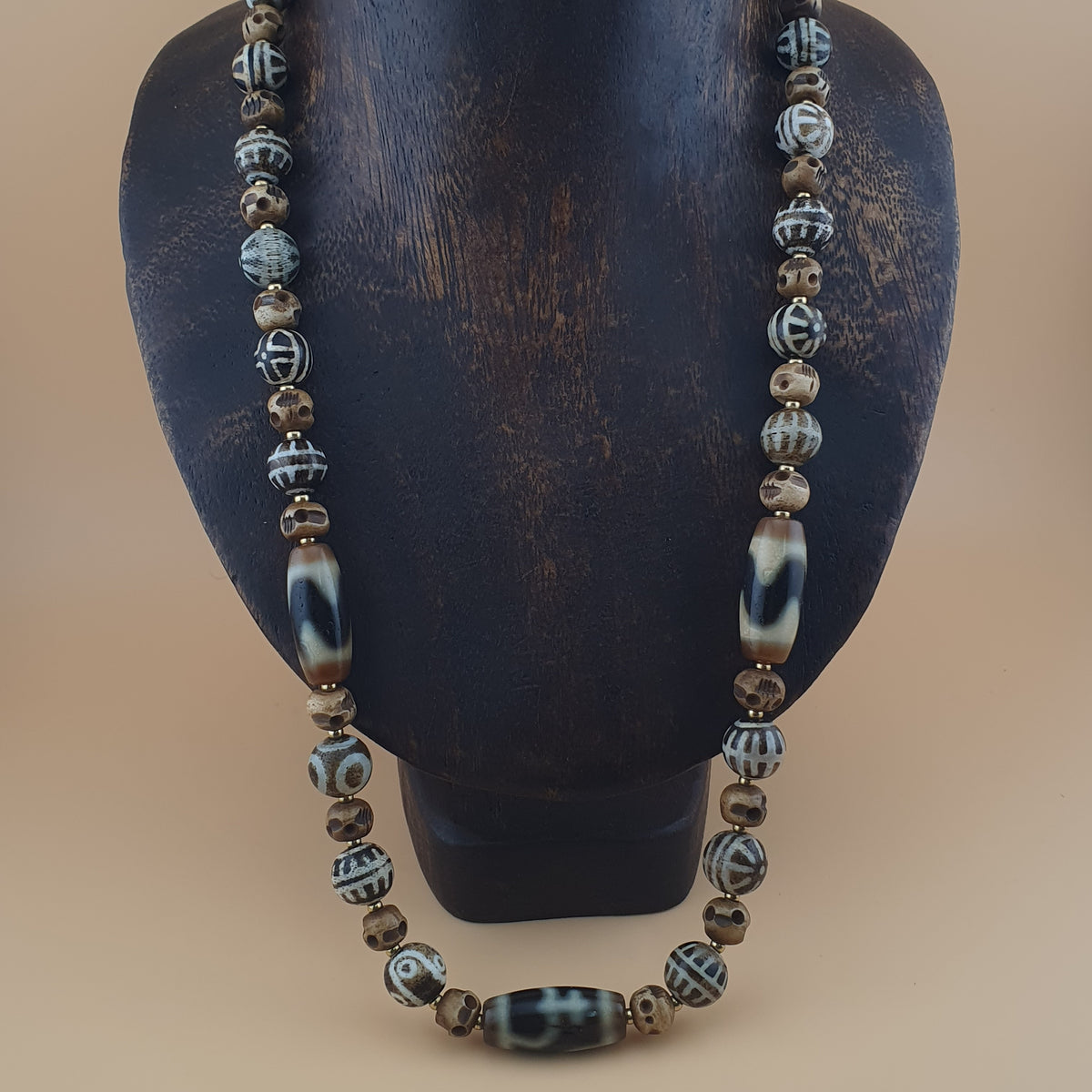 Collier ancien en agate de l'Himalaya tibétaine et en os Pumtek birman