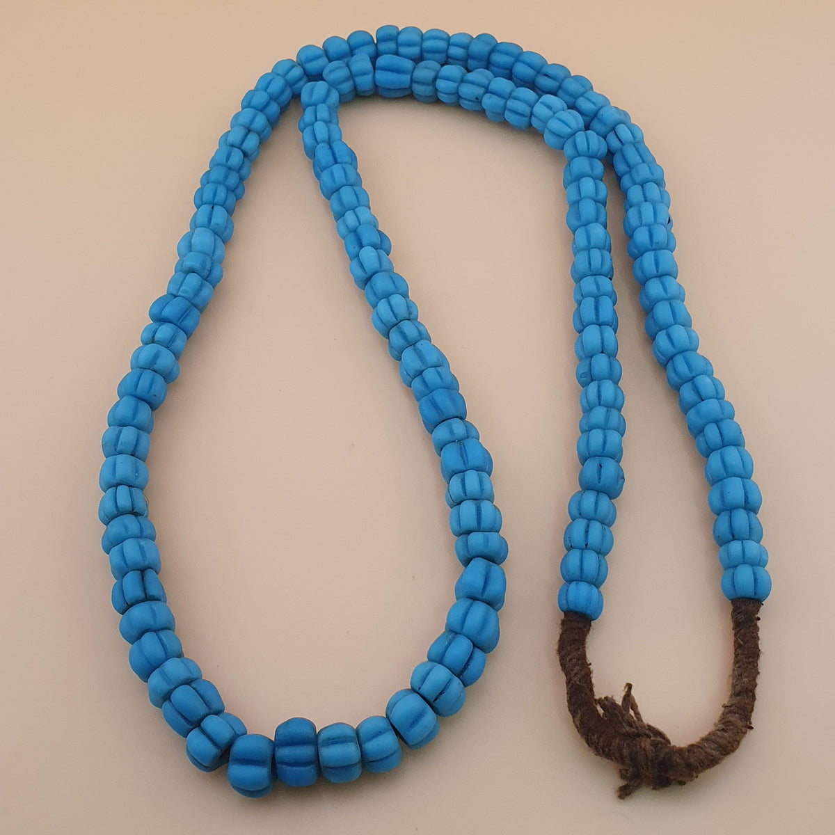 Collier de perles de verre bleu turquoise de style africain antique en forme de melon, longueur 66 cm