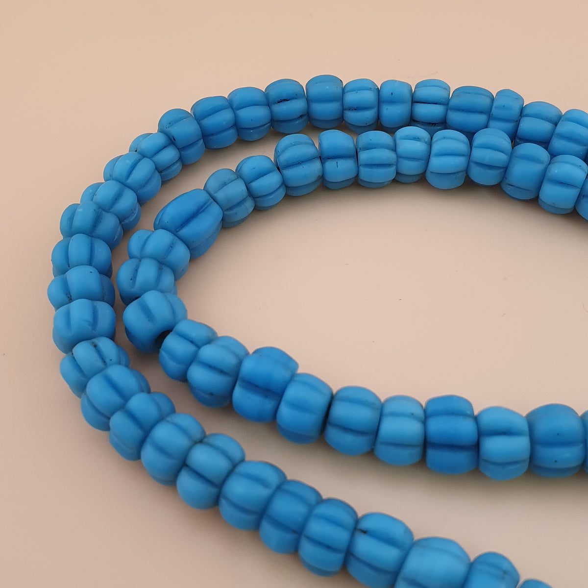 Collier de perles de verre bleu turquoise de style africain antique en forme de melon, longueur 66 cm