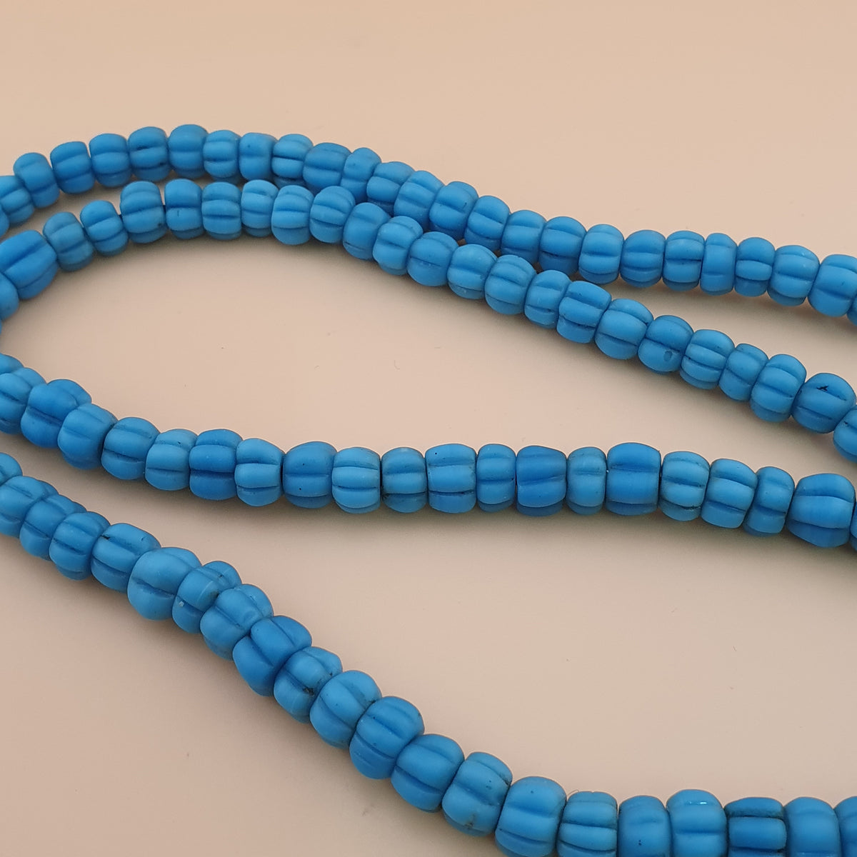 Collier de perles de verre bleu turquoise de style africain antique en forme de melon, longueur 66 cm