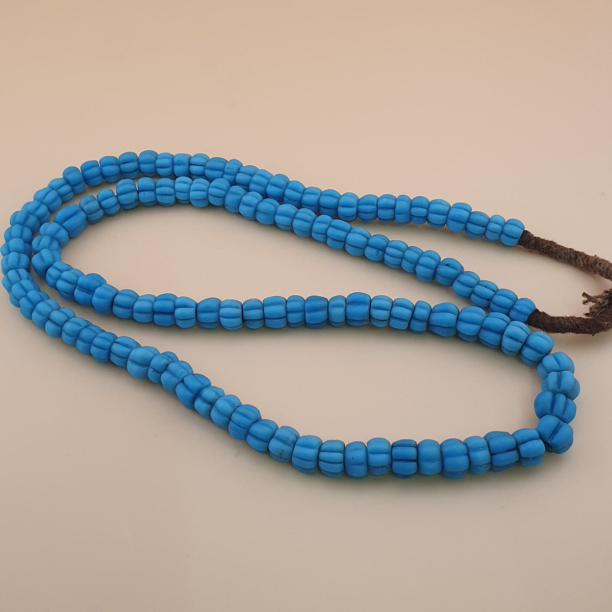 Collier de perles de verre bleu turquoise de style africain antique en forme de melon, longueur 66 cm