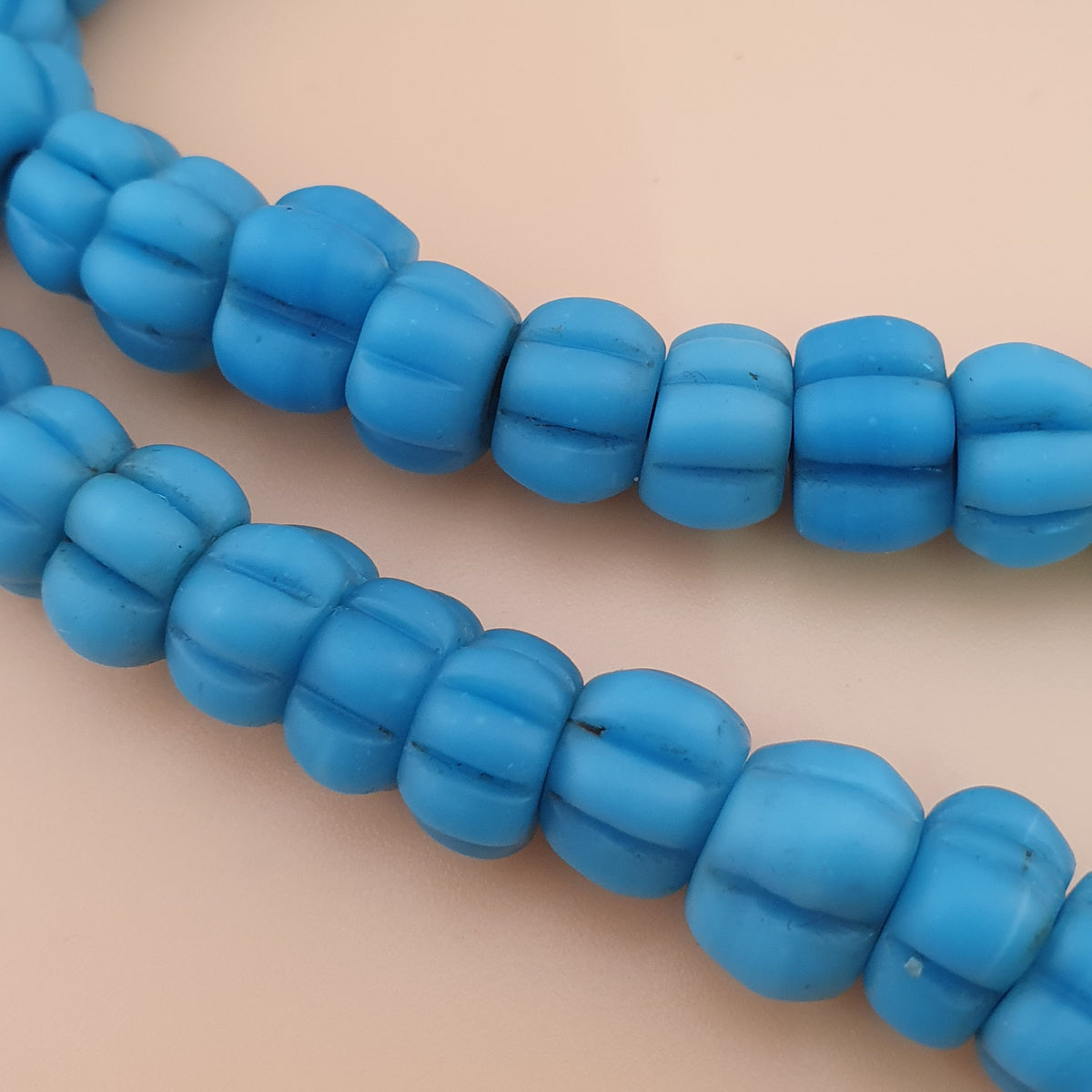 Collier de perles de verre bleu turquoise de style africain antique en forme de melon, longueur 66 cm