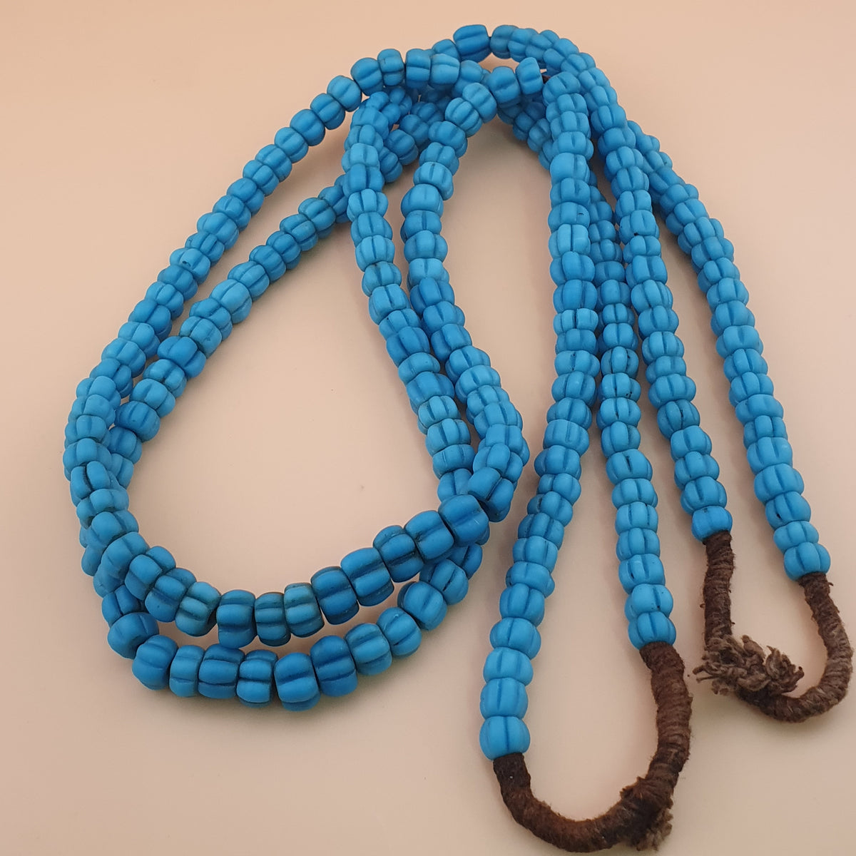 Collier de perles de verre bleu turquoise de style africain antique en forme de melon, longueur 66 cm