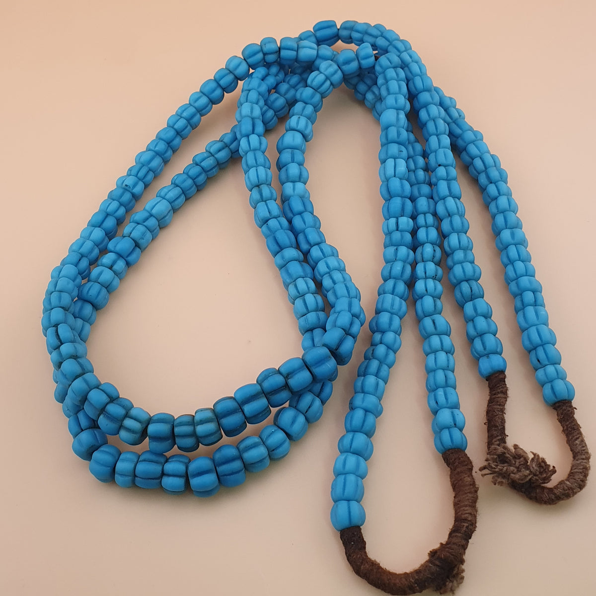 Collier de perles de verre bleu turquoise de style africain antique en forme de melon, longueur 66 cm