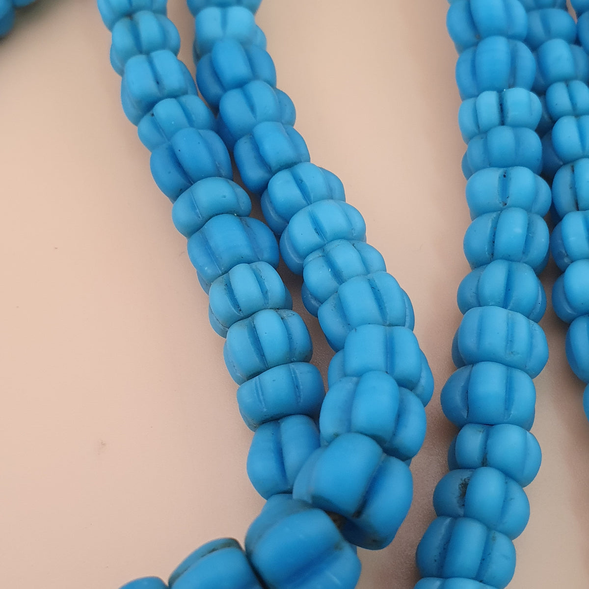 Collier de perles de verre bleu turquoise de style africain antique en forme de melon, longueur 66 cm
