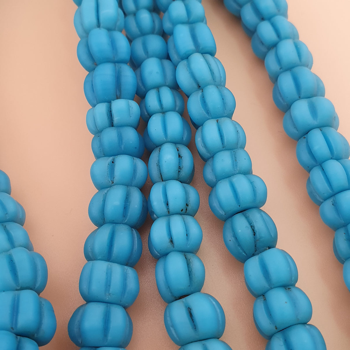 Collier de perles de verre bleu turquoise de style africain antique en forme de melon, longueur 66 cm