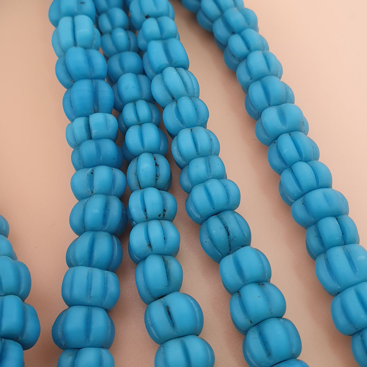 Collier de perles de verre bleu turquoise de style africain antique en forme de melon, longueur 66 cm