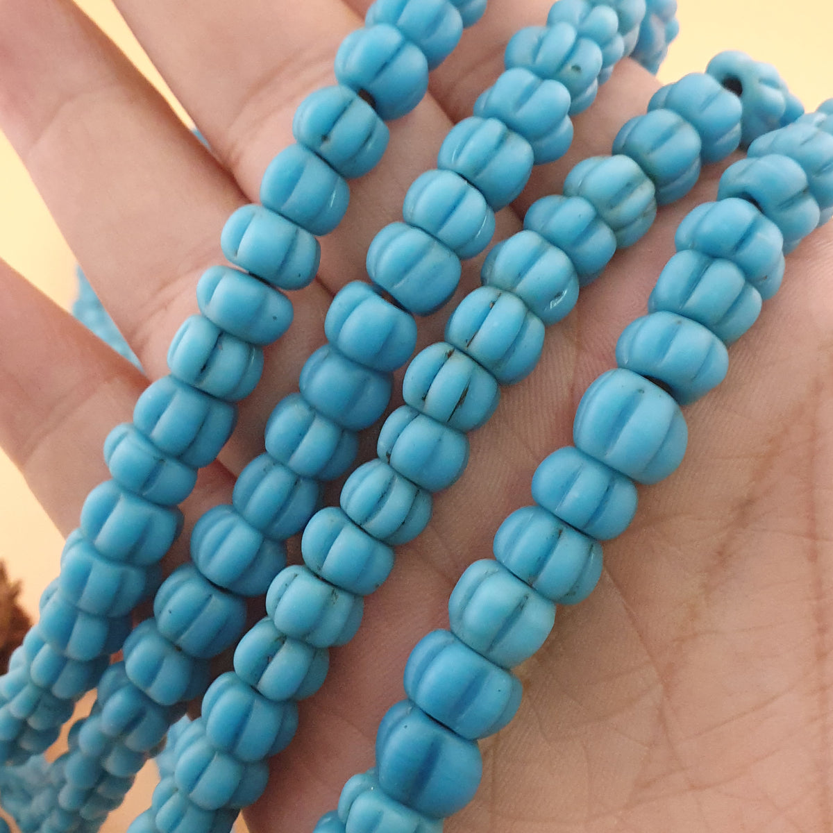 Collier de perles de verre bleu turquoise de style africain antique en forme de melon, longueur 66 cm