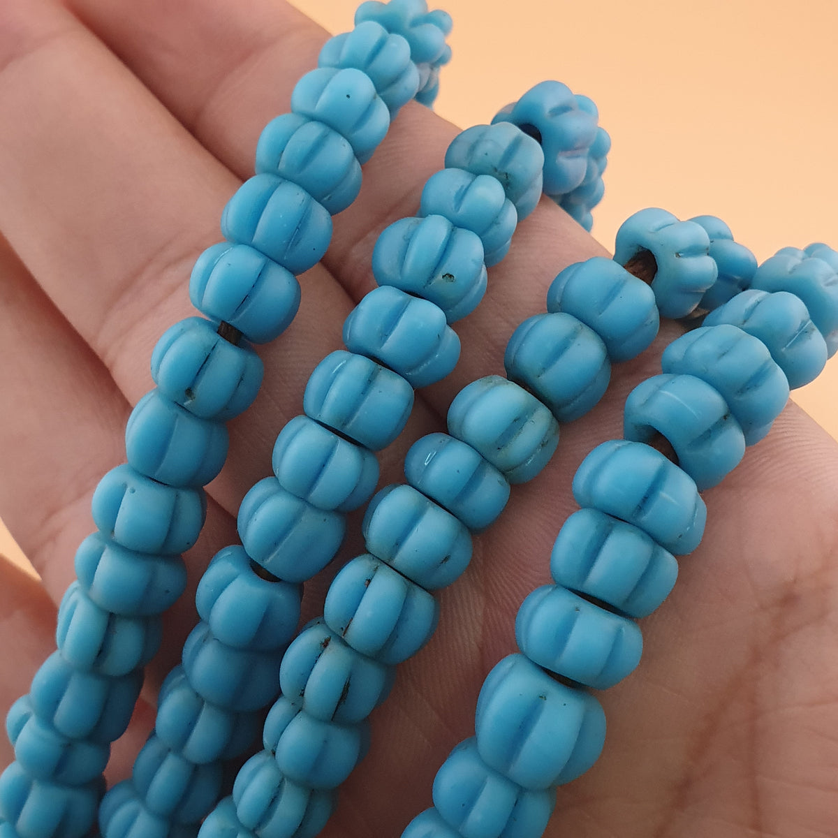 Collier de perles de verre bleu turquoise de style africain antique en forme de melon, longueur 66 cm