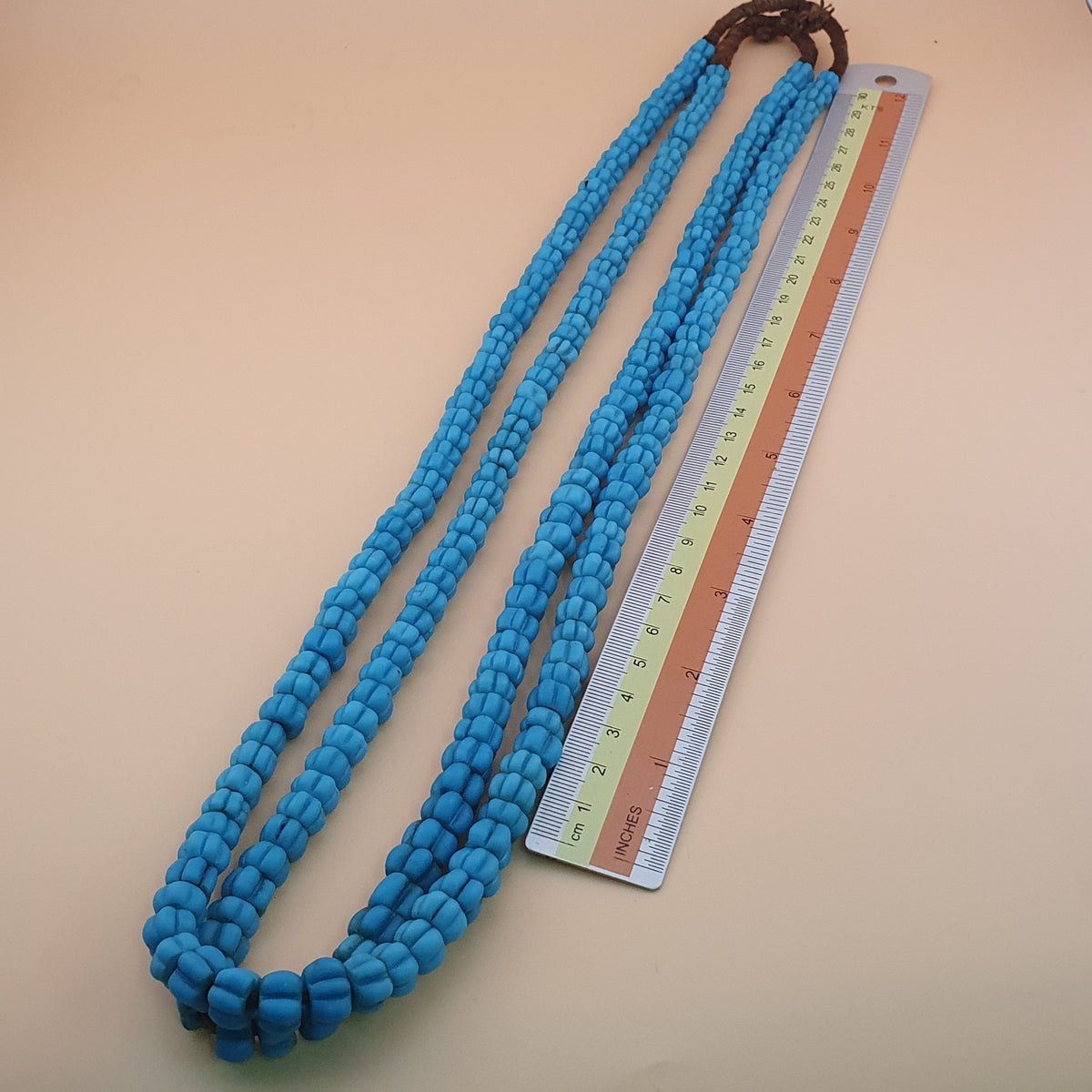 Collier de perles de verre bleu turquoise de style africain antique en forme de melon, longueur 66 cm