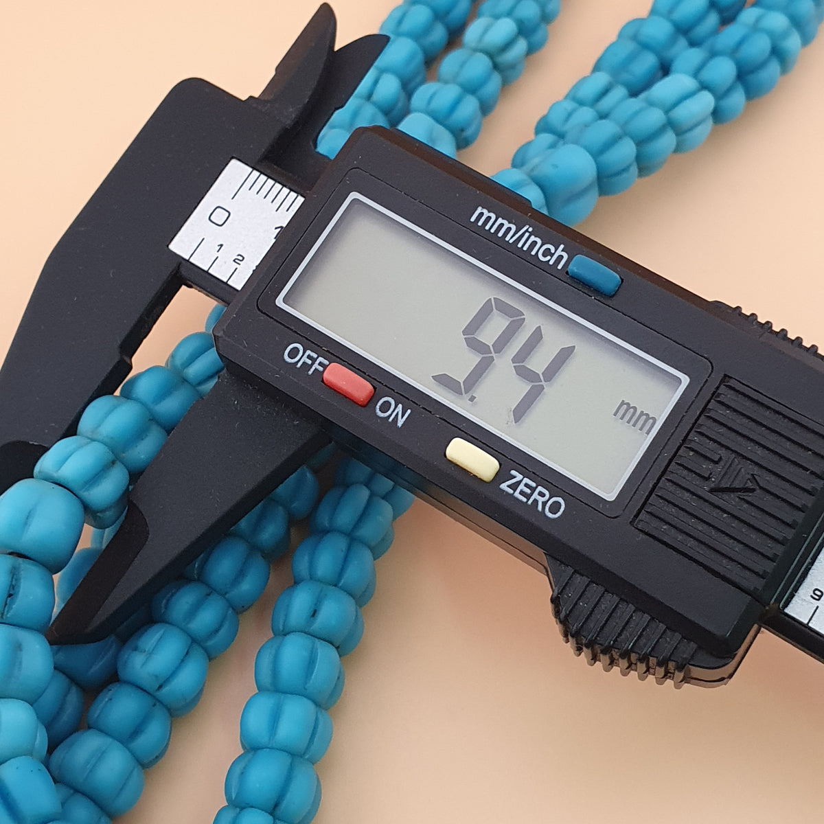 Collier de perles de verre bleu turquoise de style africain antique en forme de melon, longueur 66 cm