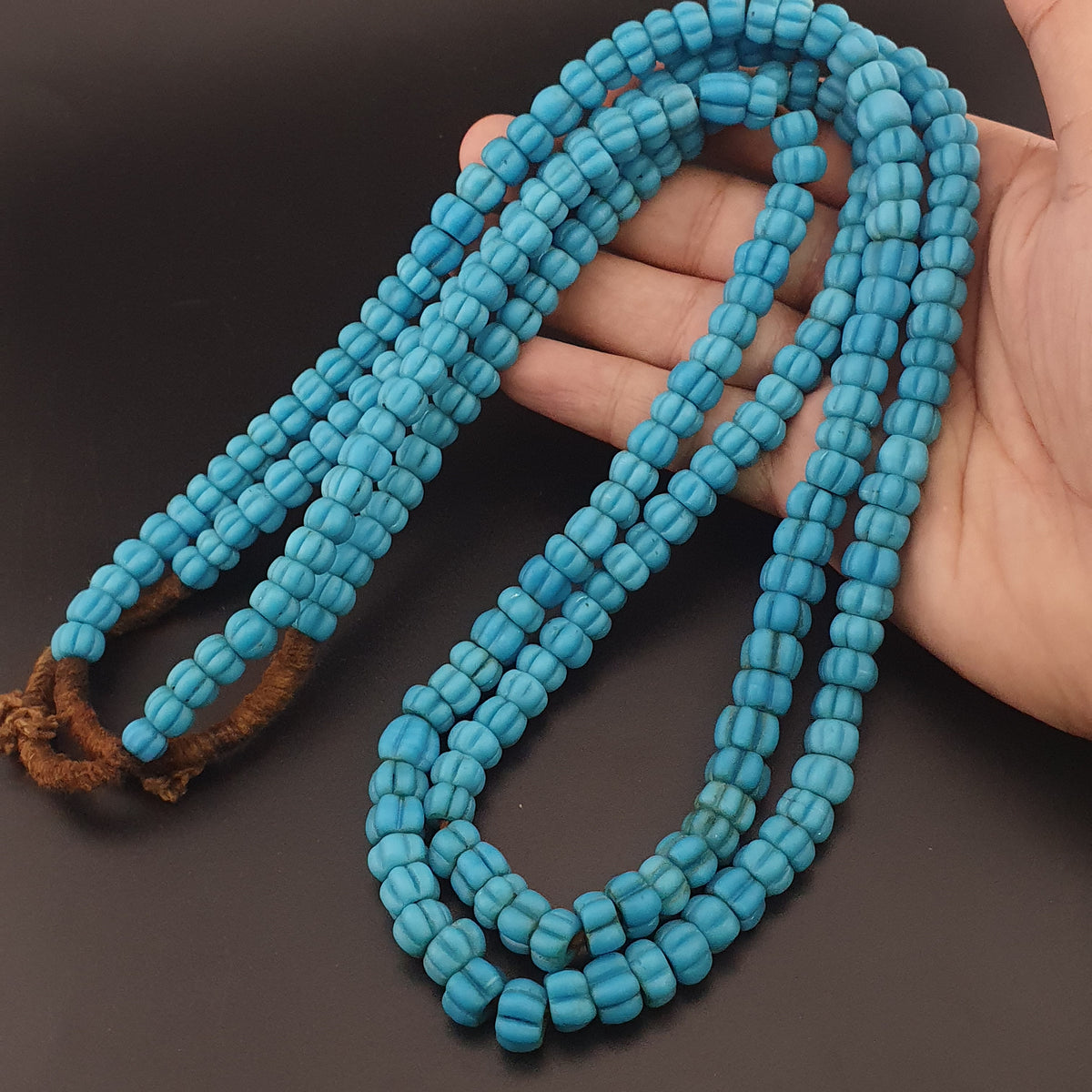 Collier de perles de verre bleu turquoise de style africain antique en forme de melon, longueur 66 cm