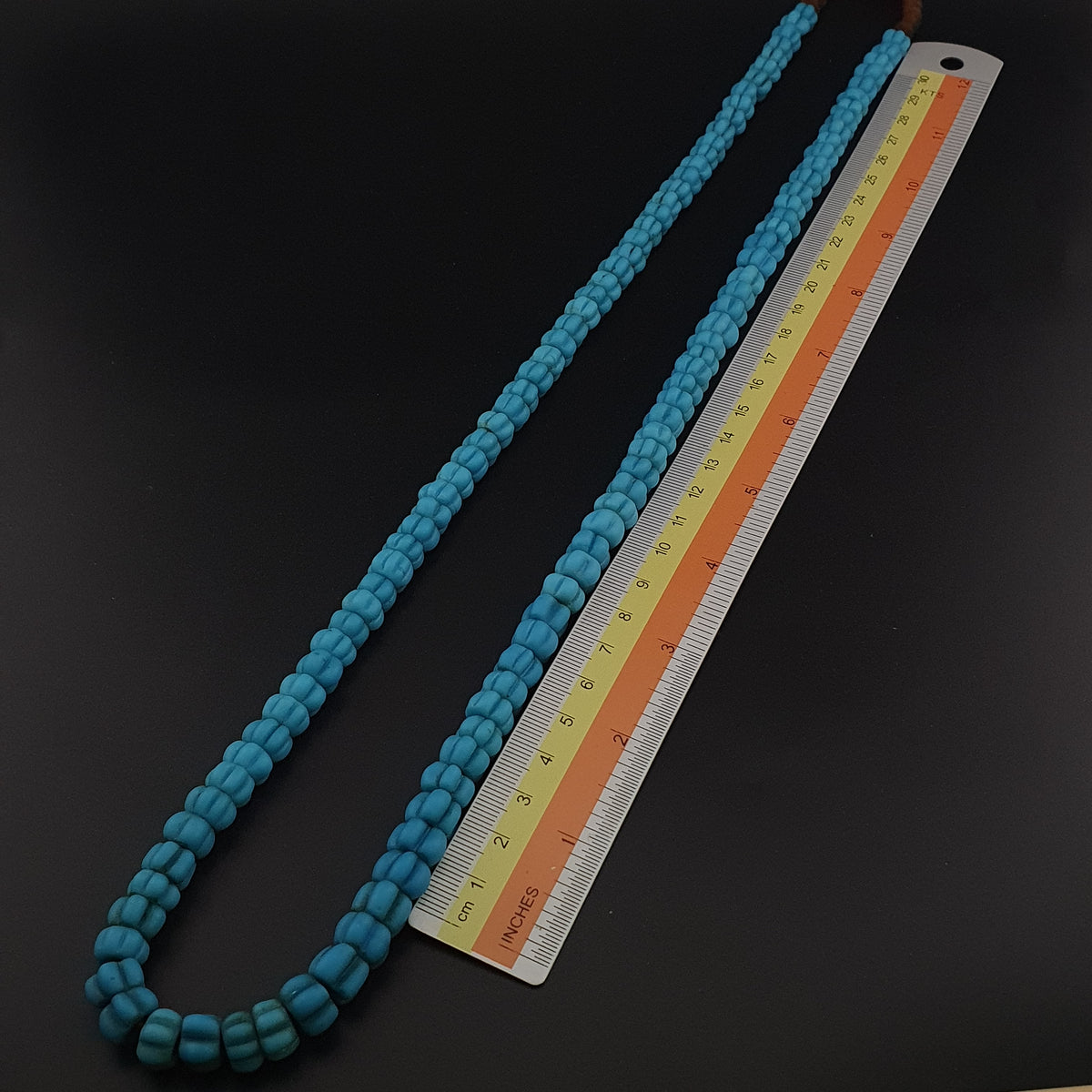 Collier de perles de verre bleu turquoise de style africain antique en forme de melon, longueur 66 cm