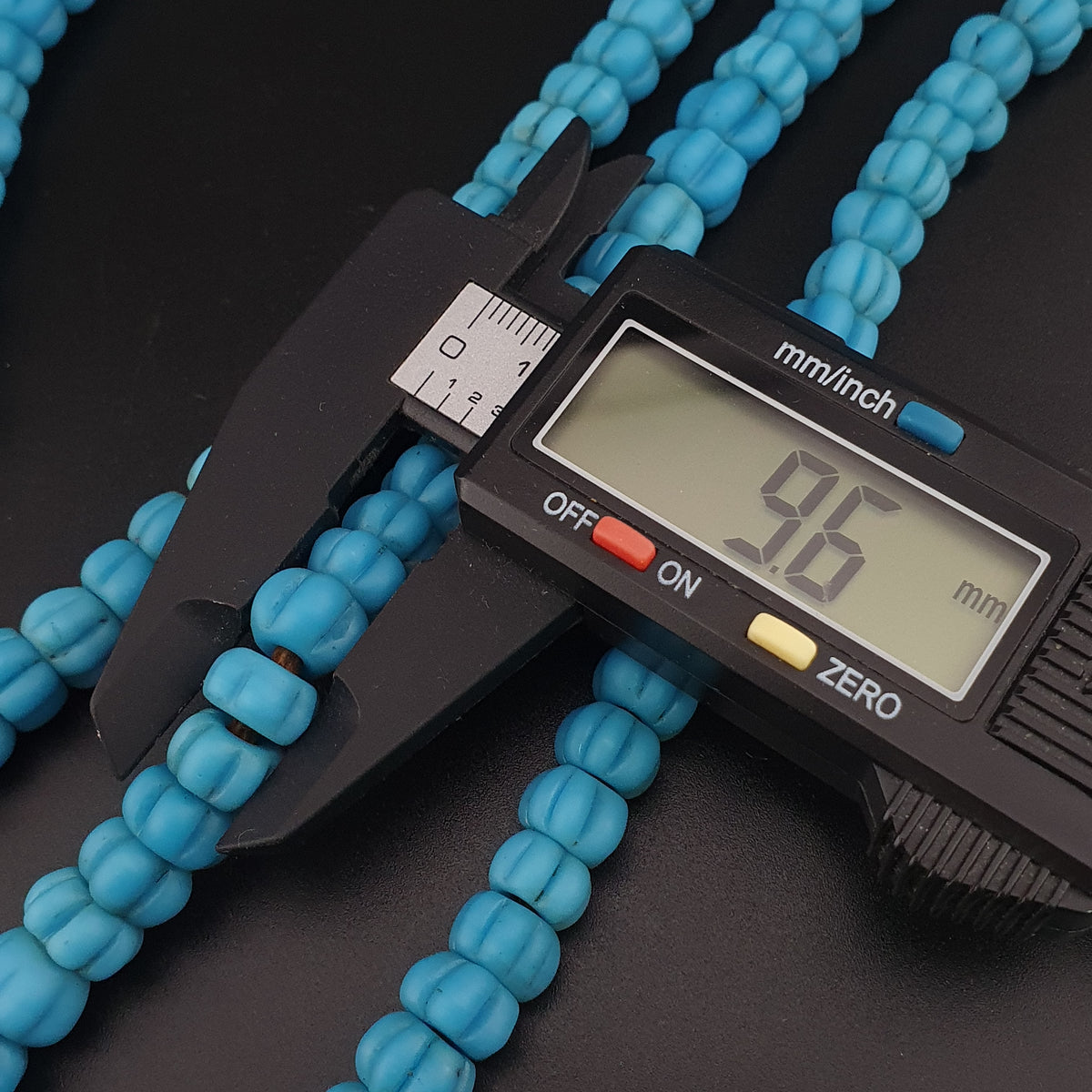 Collier de perles de verre bleu turquoise de style africain antique en forme de melon, longueur 66 cm