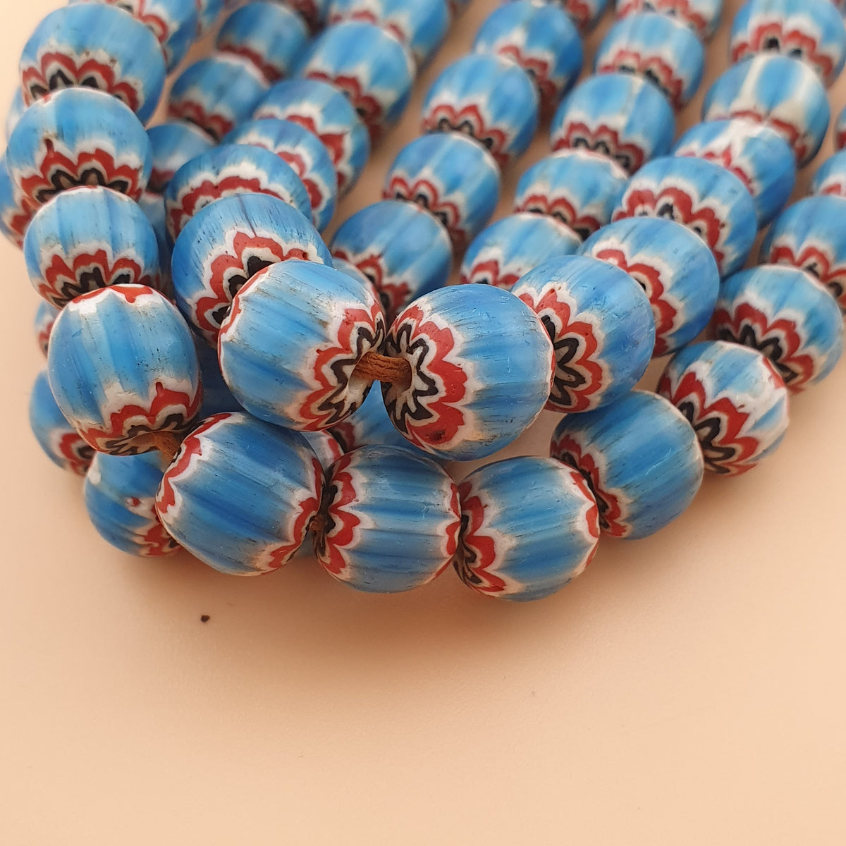 Colliers de perles en verre turquoise vintage de style vénitien à chevrons