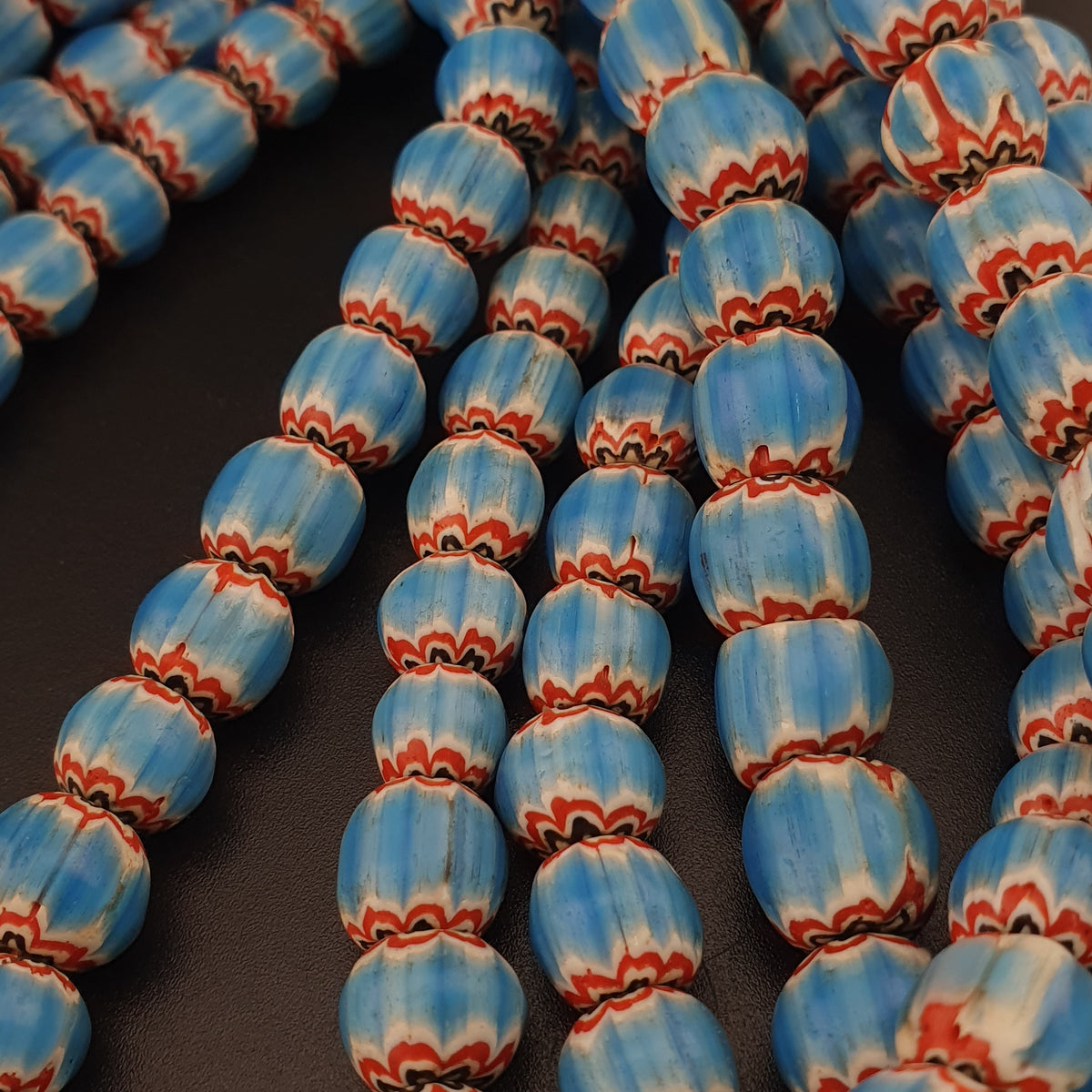 Colliers de perles en verre turquoise vintage de style vénitien à chevrons