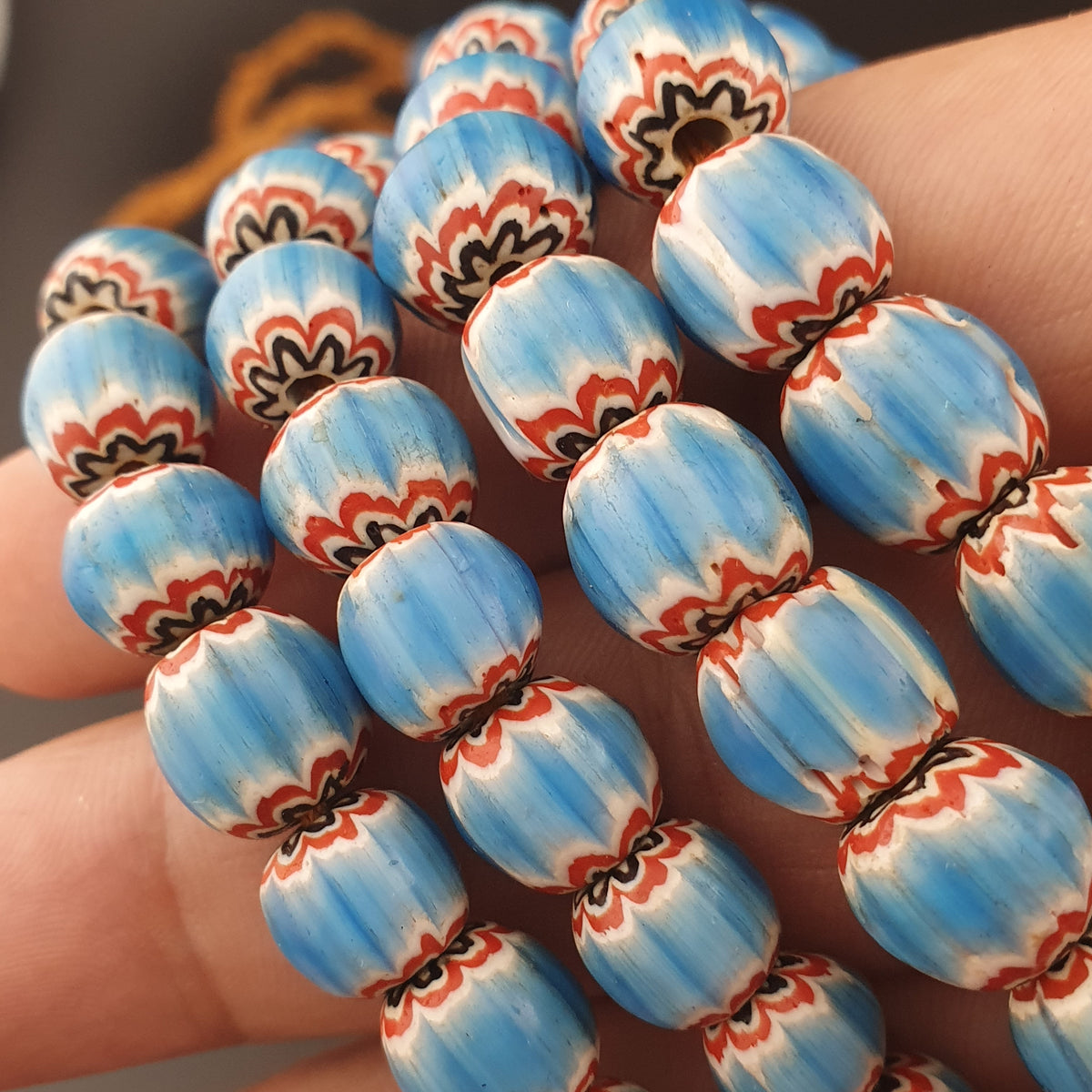 Colliers de perles en verre turquoise vintage de style vénitien à chevrons