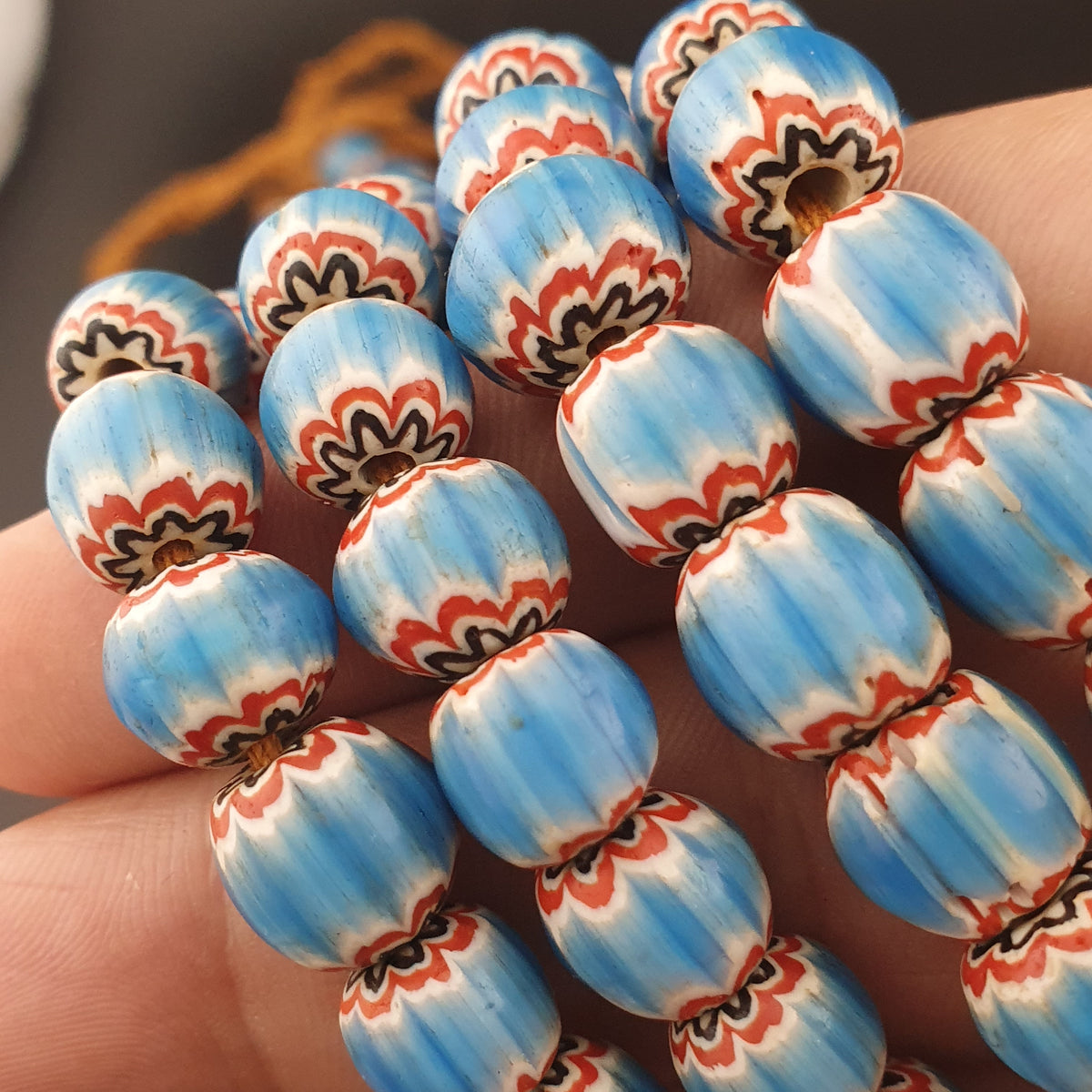 Colliers de perles en verre turquoise vintage de style vénitien à chevrons