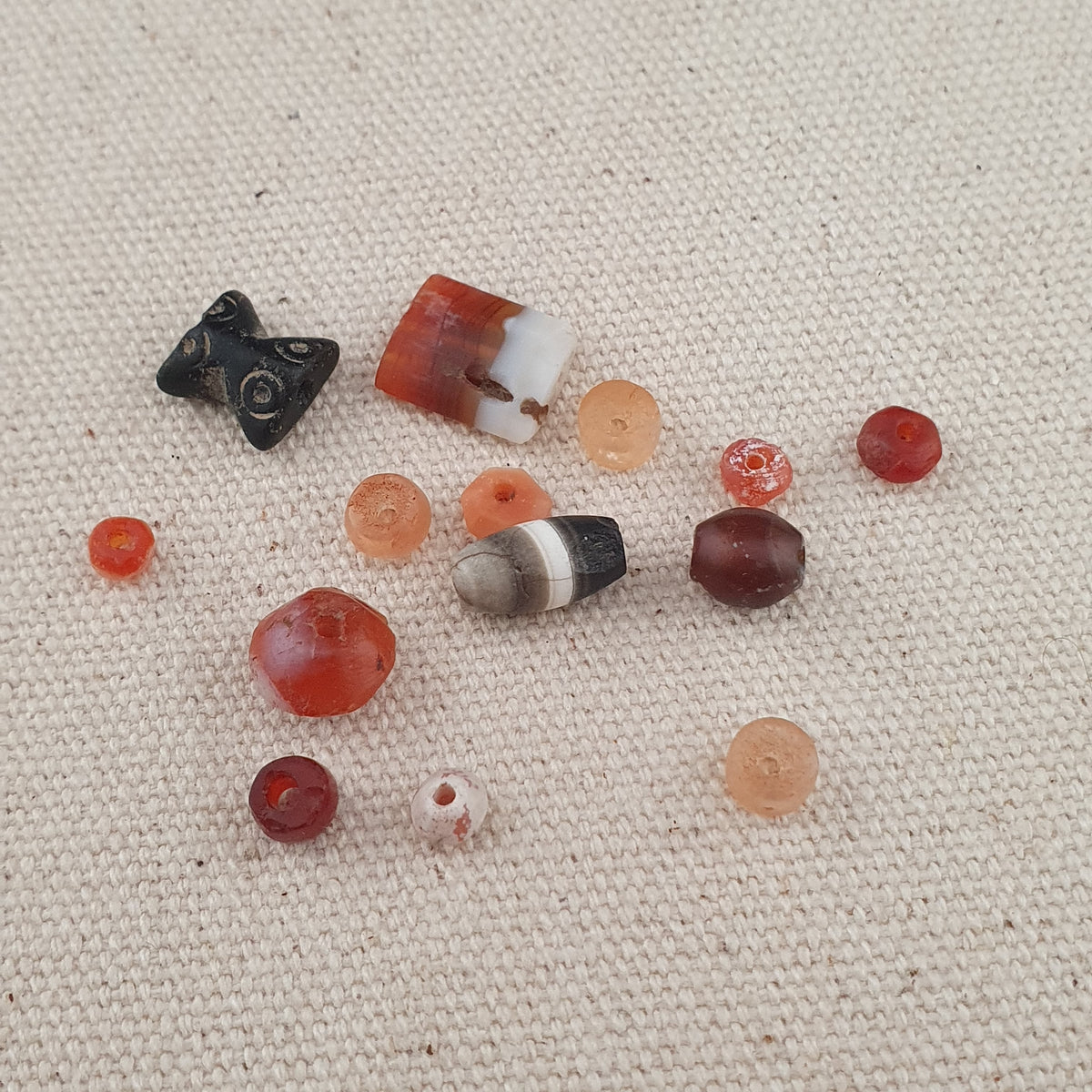 Collection de 14 Perles Rares en Cornaline et Agate Suleimani