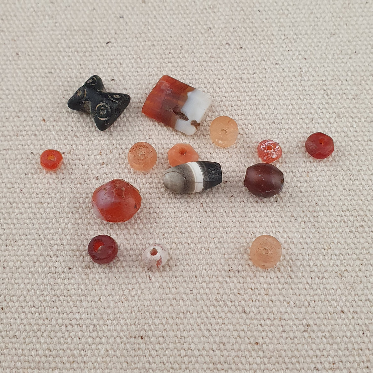 Collection de 14 Perles Rares en Cornaline et Agate Suleimani