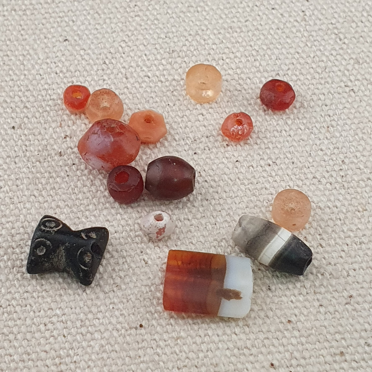 Collection de 14 Perles Rares en Cornaline et Agate Suleimani