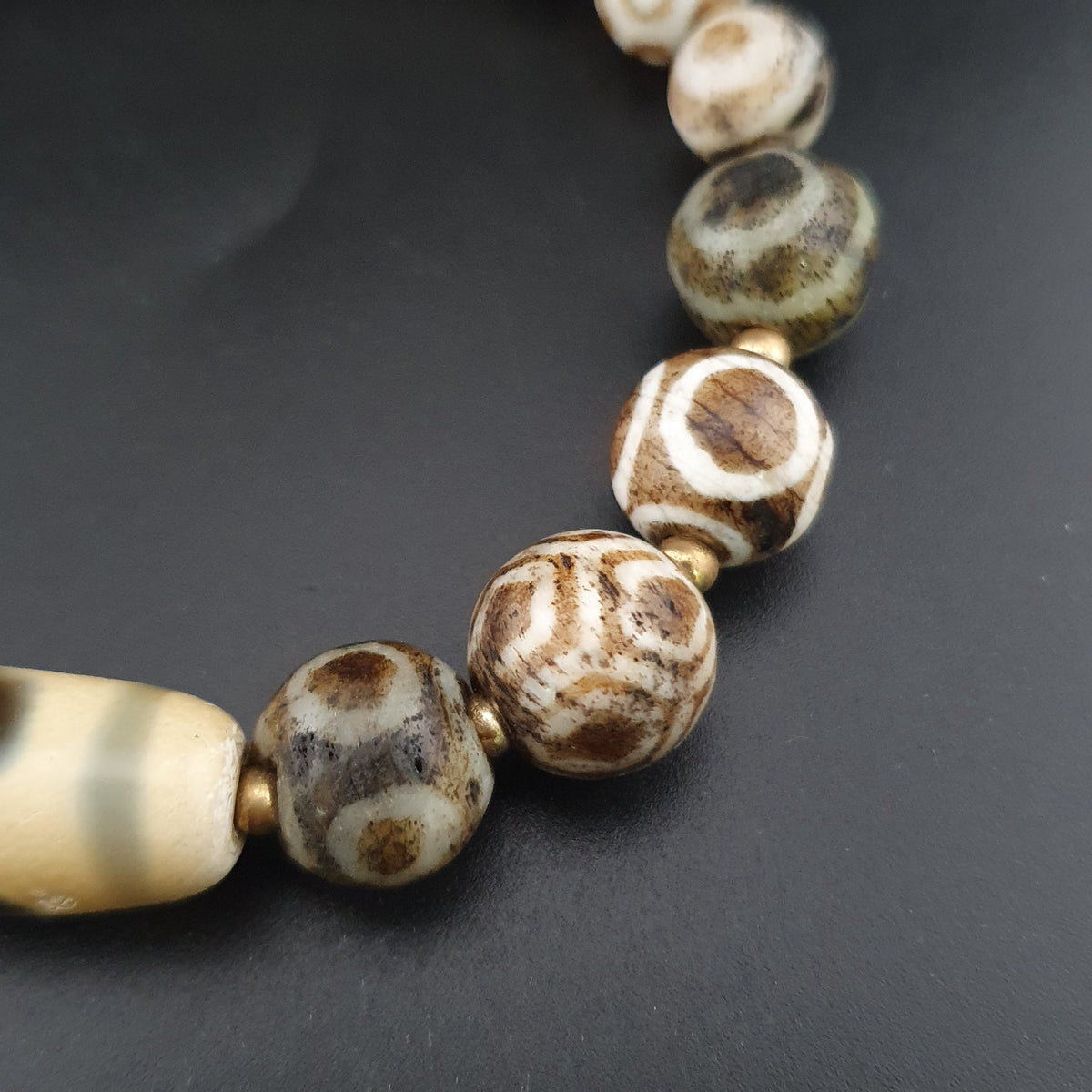 Antikes burmesisches Pumtek-Pyu- & Zickzackmuster-Himalaya-Achat-Perlenarmband