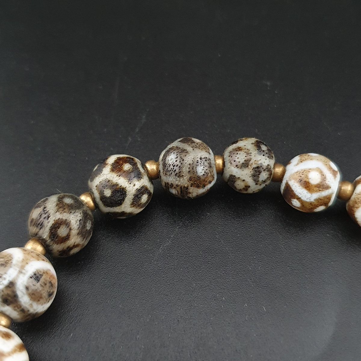 Antikes burmesisches Pumtek-Pyu- & Zickzackmuster-Himalaya-Achat-Perlenarmband