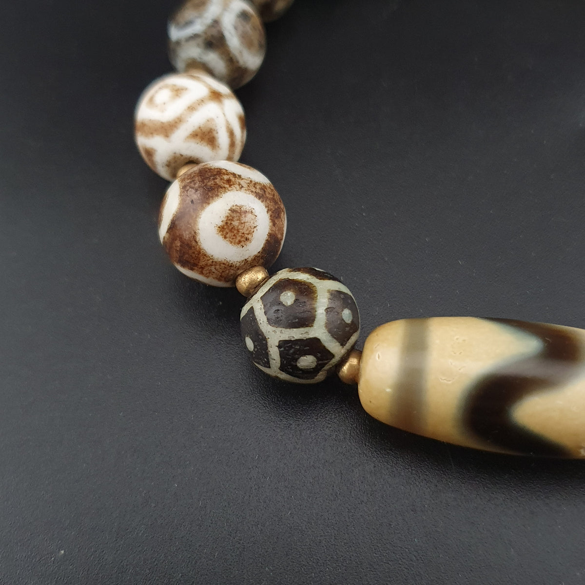 Antikes burmesisches Pumtek-Pyu- & Zickzackmuster-Himalaya-Achat-Perlenarmband