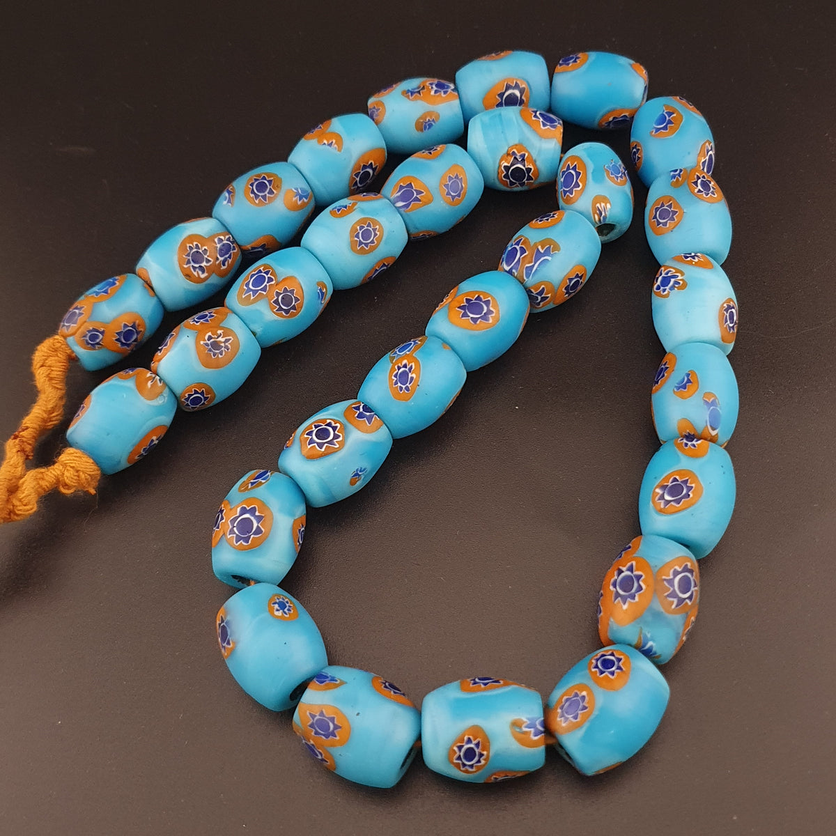 Collier en perles de verre millefiori bleues vintage, 22 pouces de long