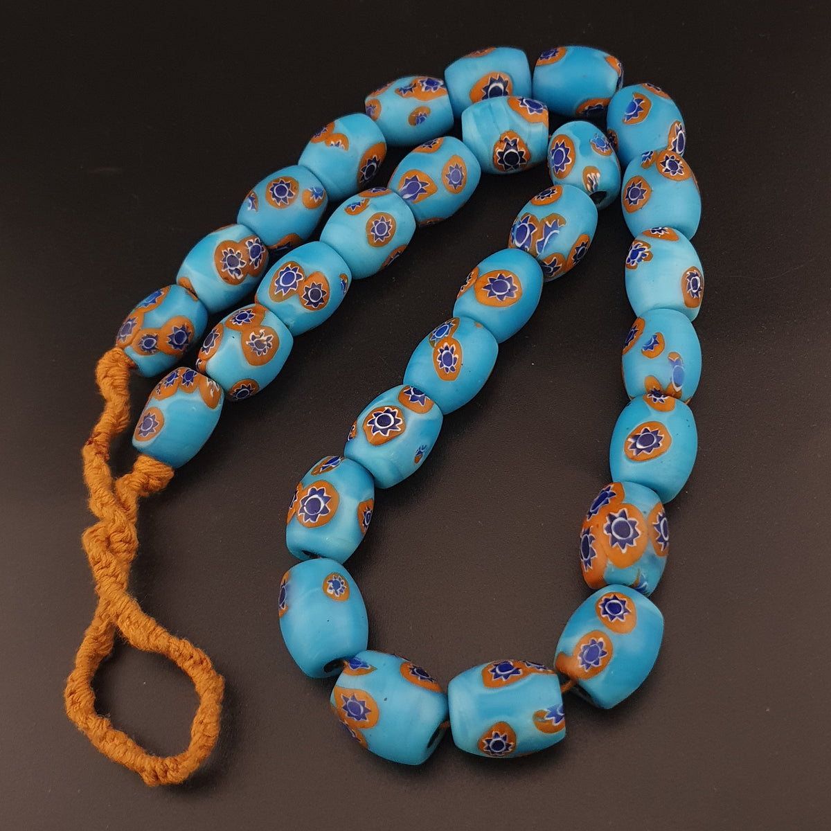 Collier en perles de verre millefiori bleues vintage, 22 pouces de long