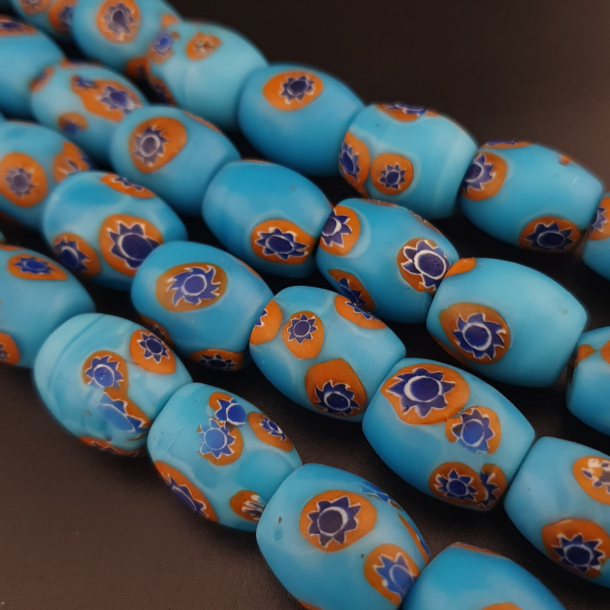 Collier en perles de verre millefiori bleues vintage, 22 pouces de long