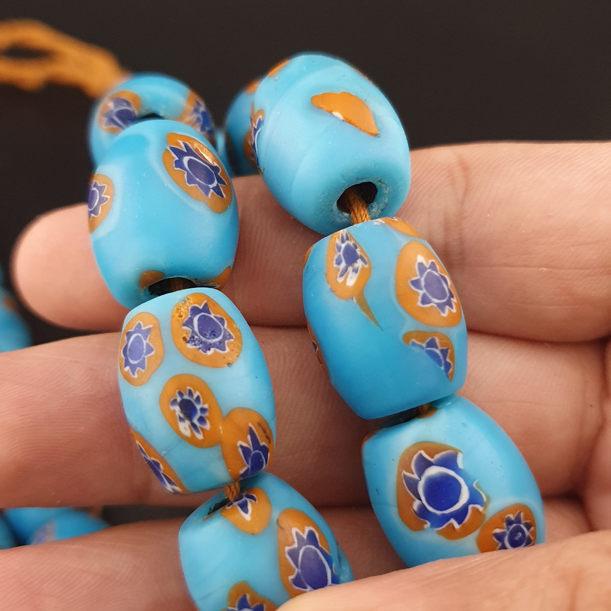 Collier en perles de verre millefiori bleues vintage, 22 pouces de long