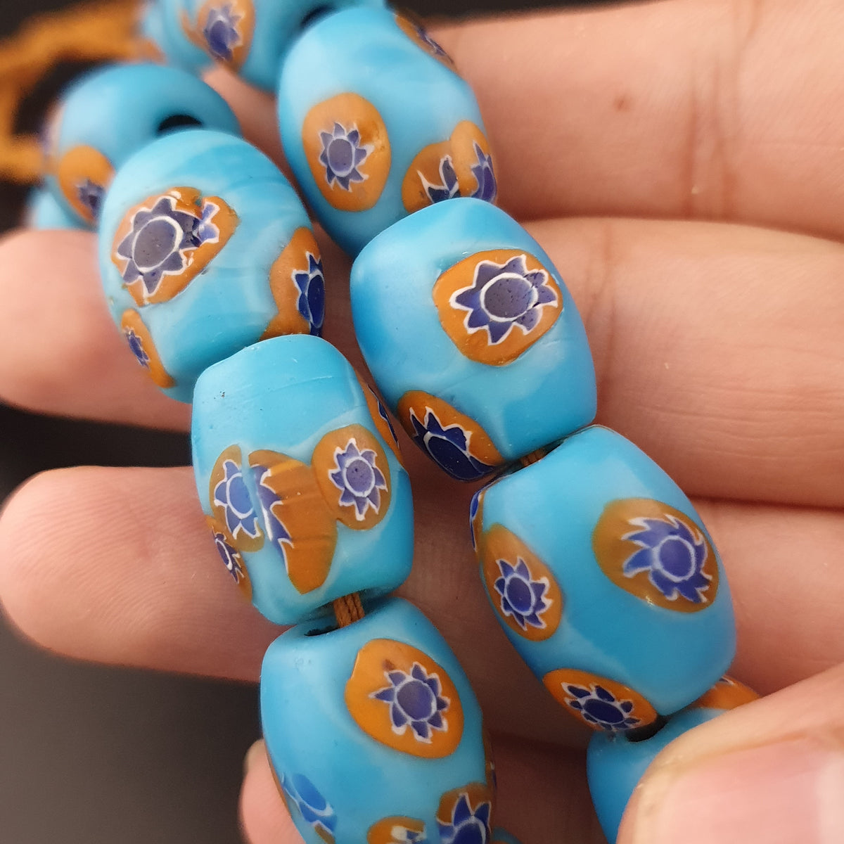 Collier en perles de verre millefiori bleues vintage, 22 pouces de long