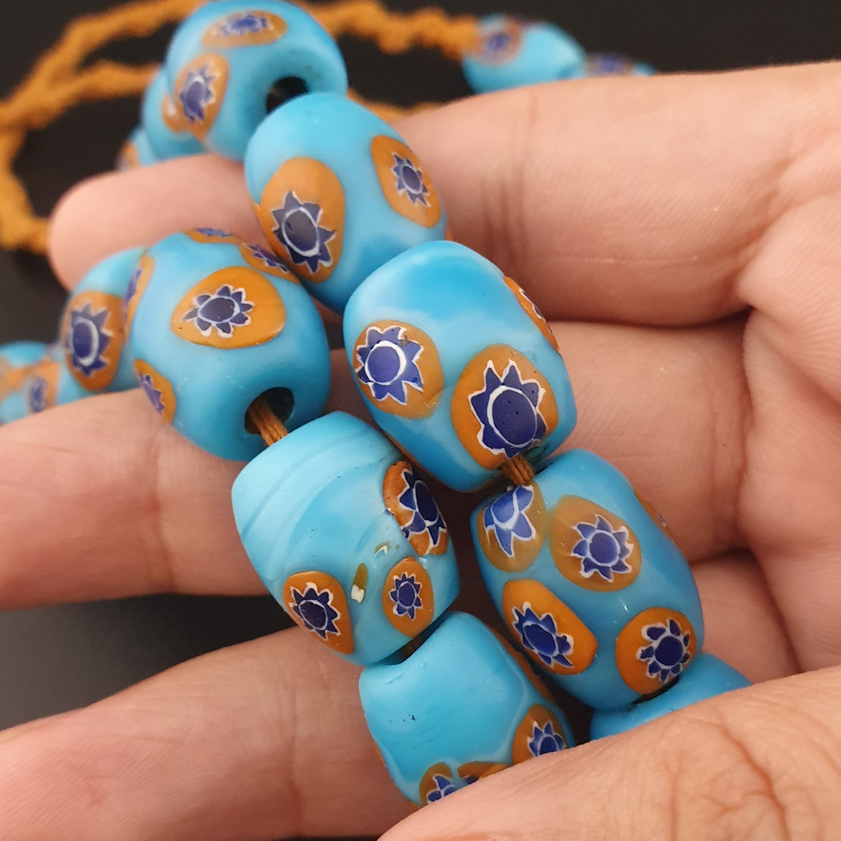 Collier en perles de verre millefiori bleues vintage, 22 pouces de long