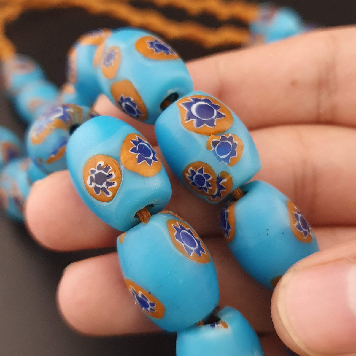Collier en perles de verre millefiori bleues vintage, 22 pouces de long