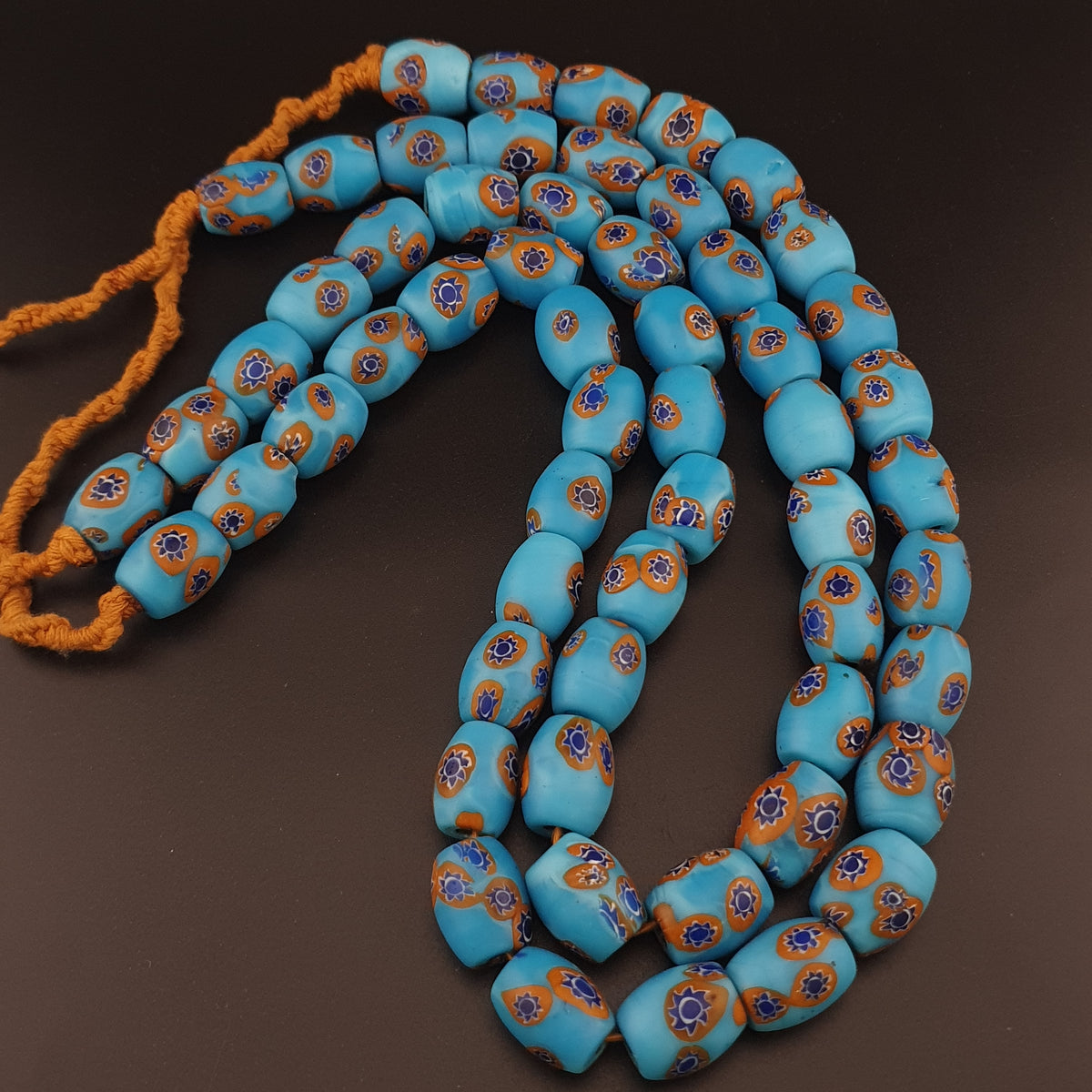 Collier en perles de verre millefiori bleues vintage, 22 pouces de long