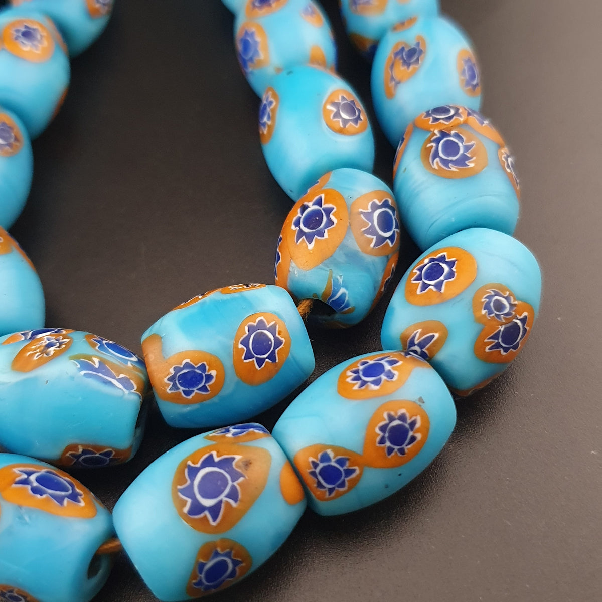 Collier en perles de verre millefiori bleues vintage, 22 pouces de long