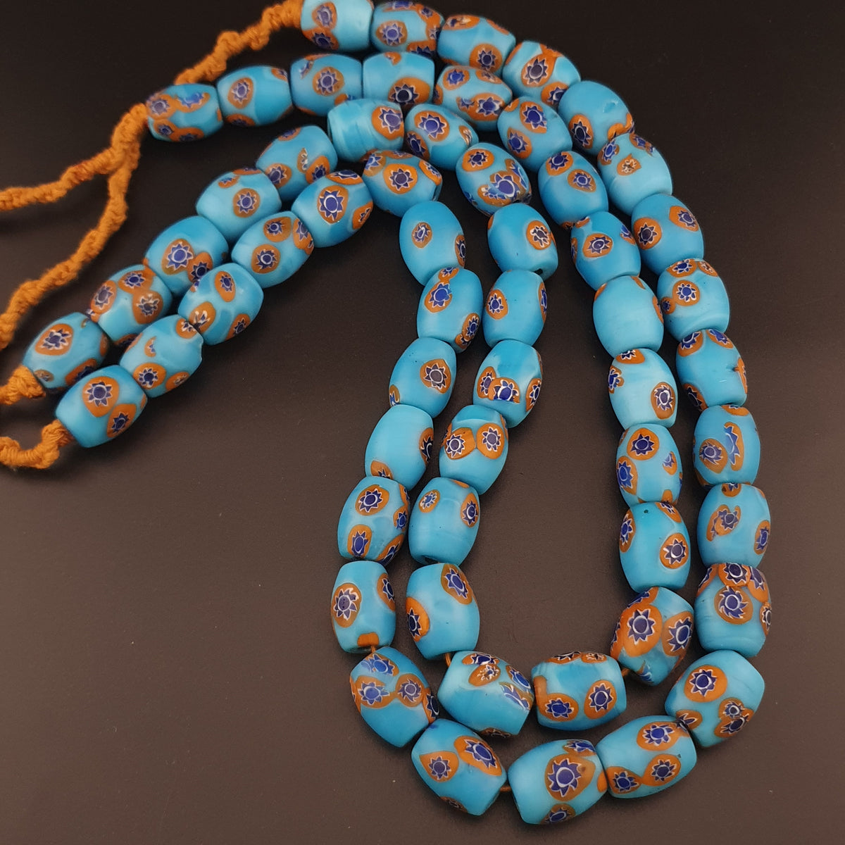 Collier en perles de verre millefiori bleues vintage, 22 pouces de long