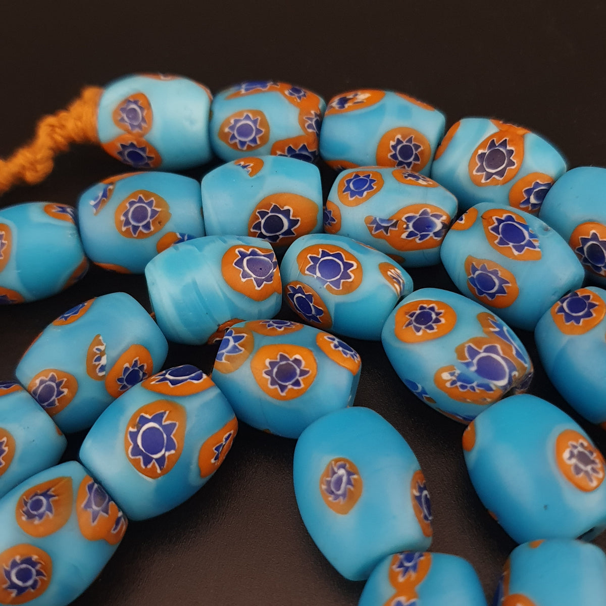 Collier en perles de verre millefiori bleues vintage, 22 pouces de long