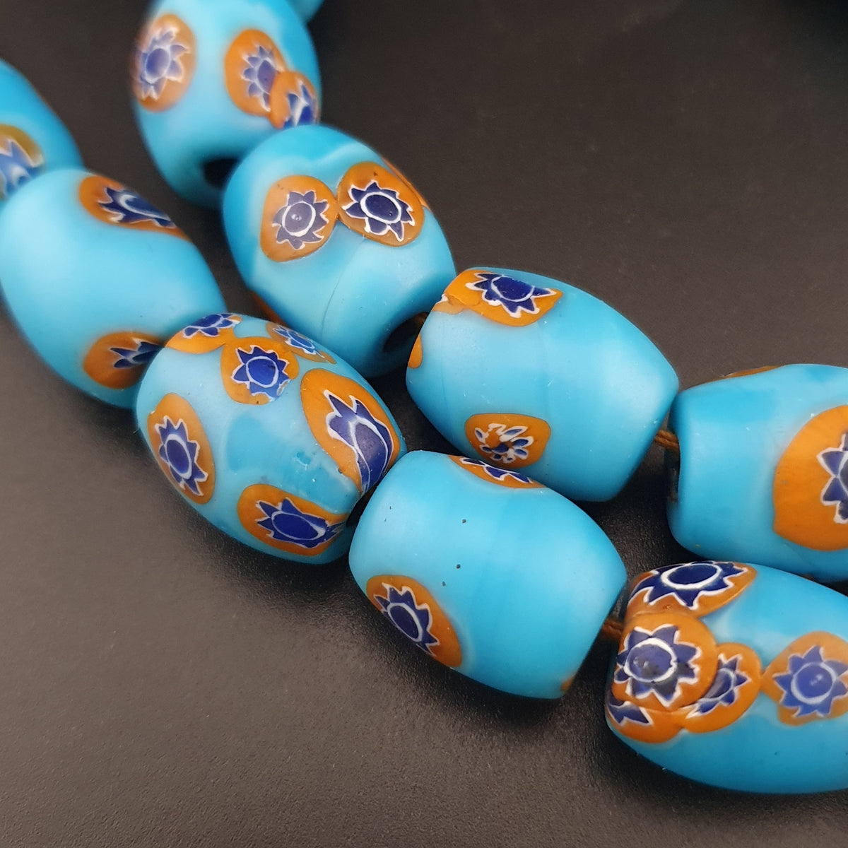 Collier en perles de verre millefiori bleues vintage, 22 pouces de long