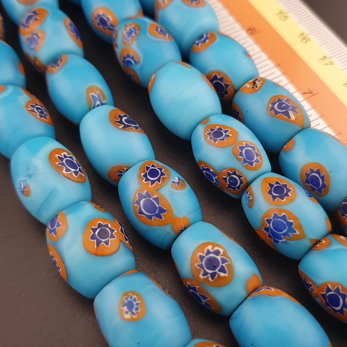 Collier en perles de verre millefiori bleues vintage, 22 pouces de long