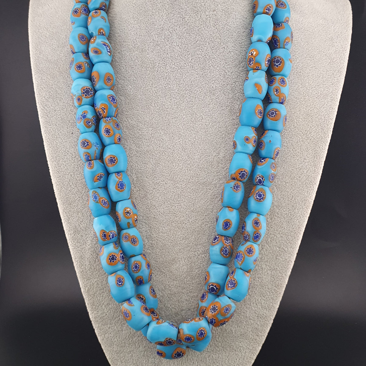 Collier en perles de verre millefiori bleues vintage, 22 pouces de long