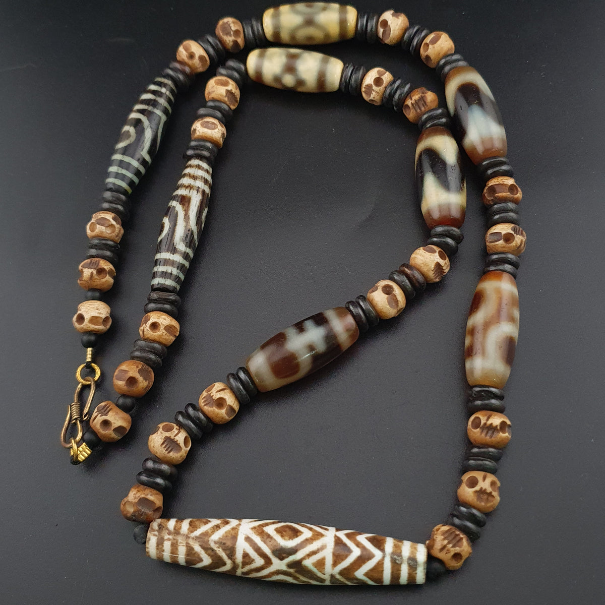 Collier de perles antiques birmanes Pumtek Pyu et tibétaines de l'Himalaya en agate en forme de crâne