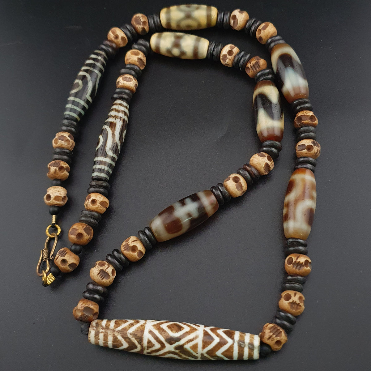 Collier de perles antiques birmanes Pumtek Pyu et tibétaines de l'Himalaya en agate en forme de crâne