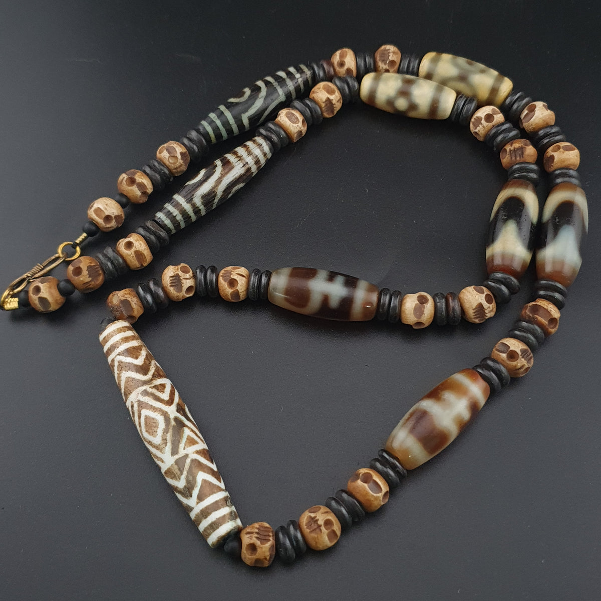 Collier de perles antiques birmanes Pumtek Pyu et tibétaines de l'Himalaya en agate en forme de crâne