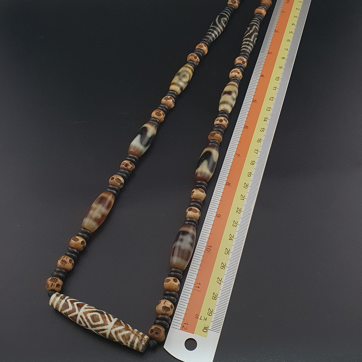Collier de perles antiques birmanes Pumtek Pyu et tibétaines de l'Himalaya en agate en forme de crâne