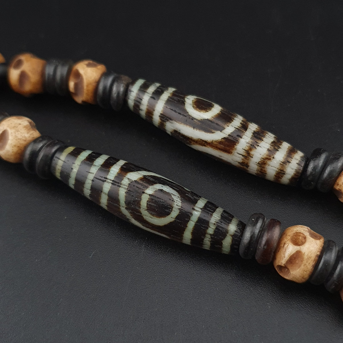 Collier de perles antiques birmanes Pumtek Pyu et tibétaines de l'Himalaya en agate en forme de crâne