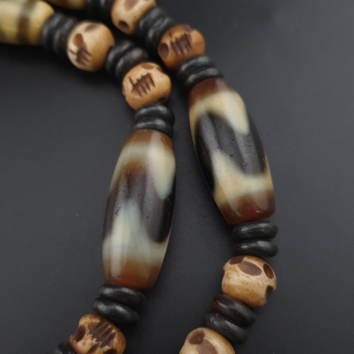 Collier de perles antiques birmanes Pumtek Pyu et tibétaines de l'Himalaya en agate en forme de crâne