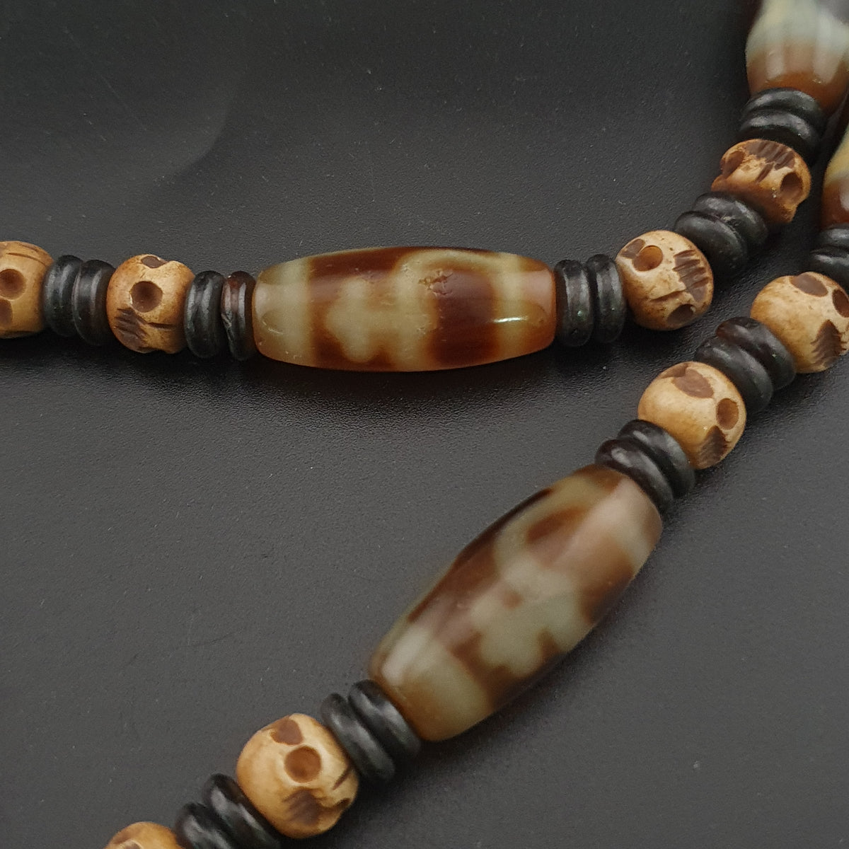Collier de perles antiques birmanes Pumtek Pyu et tibétaines de l'Himalaya en agate en forme de crâne