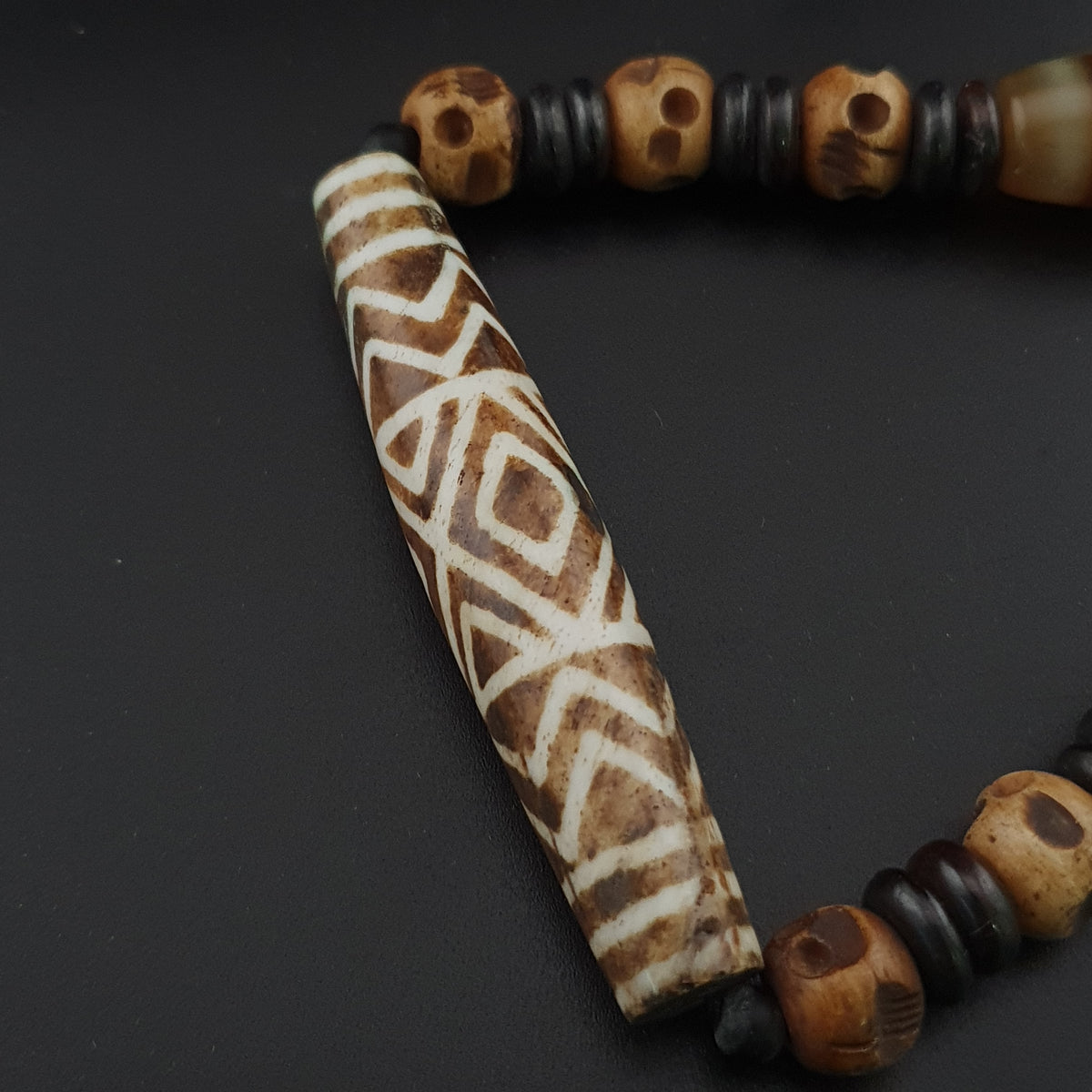 Collier de perles antiques birmanes Pumtek Pyu et tibétaines de l'Himalaya en agate en forme de crâne